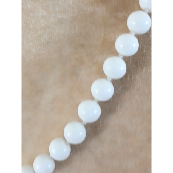 Vintage Monet White Beaded Necklace 18" Adjustable Gold Tone Chain Classic Retro - Picture 2 of 3